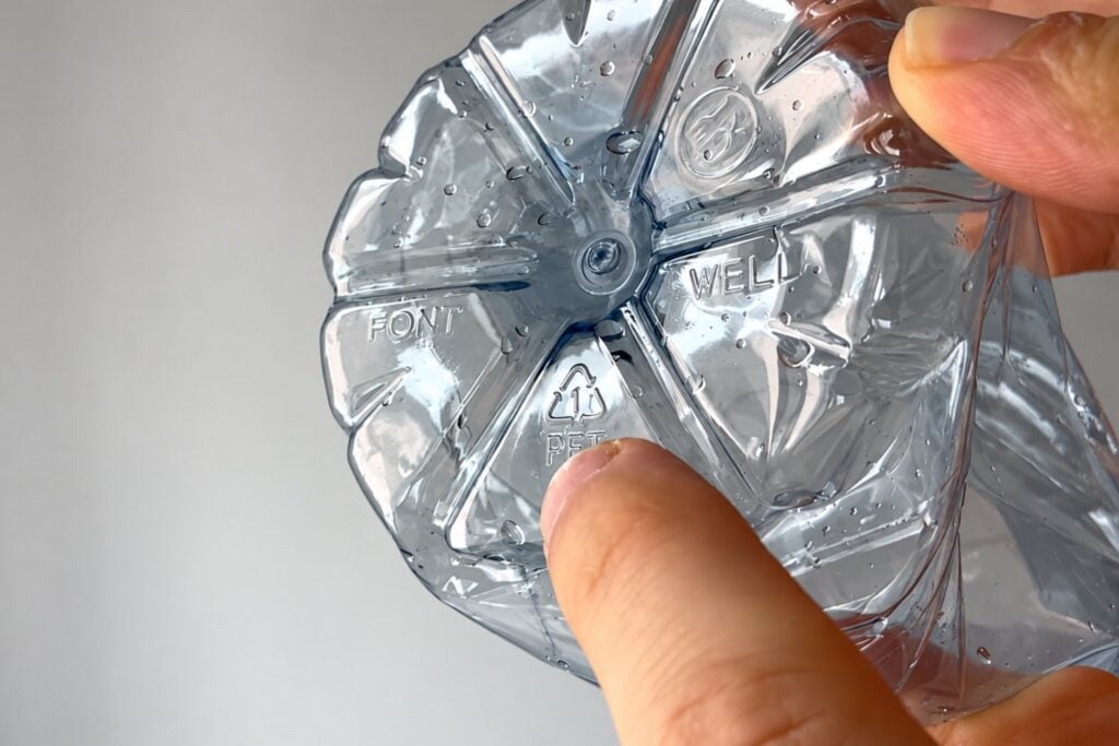El número de las botellas de plástico que conviene mirar antes de reutilizarlas
