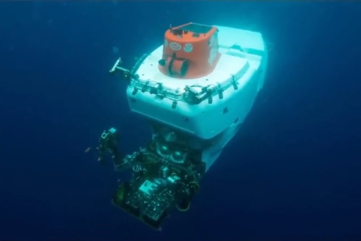 El submarino que se hundió hace 108 años reaparece ante las cámaras: lo encontraron casi intacto a 400 metros de profundidad