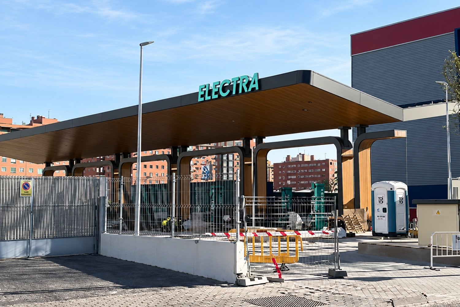 Madrid estrena una electrolinera de 600 kW: 26 coches cargando a la vez y apenas 10 minutos para recuperar autonomía