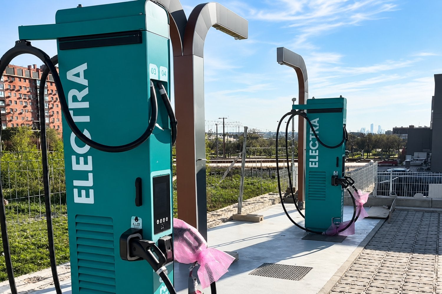 Madrid estrena una electrolinera de 600 kW: 26 coches cargando a la vez y apenas 10 minutos para recuperar autonomía