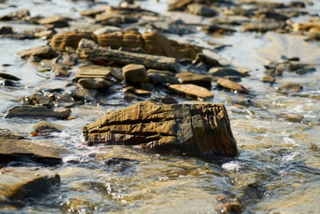 Tirar hormigón triturado al mar suena absurdo, pero en Canarias quieren probarlo para capturar más CO₂