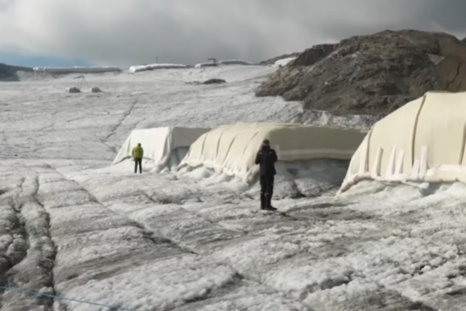 Suiza está cubriendo un glaciar con lana de oveja: el extraño experimento para frenar el deshielo sin utilizar plástico