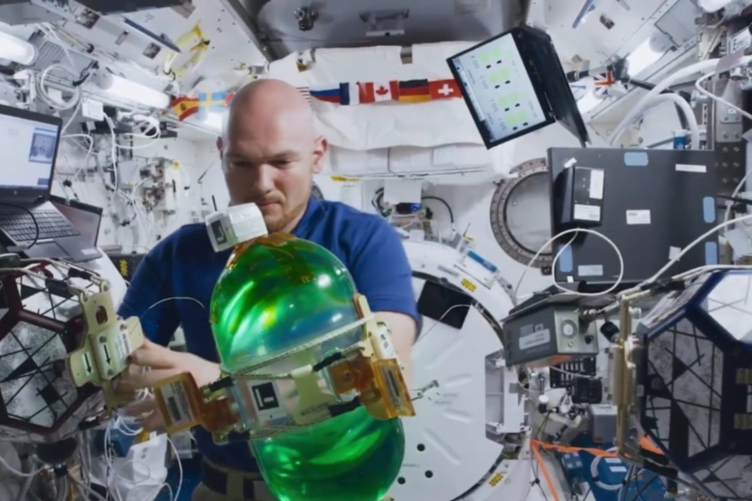 La Estación Espacial estrena un nuevo microscopio para estudiar cómo la microgravedad afecta al cuerpo humano