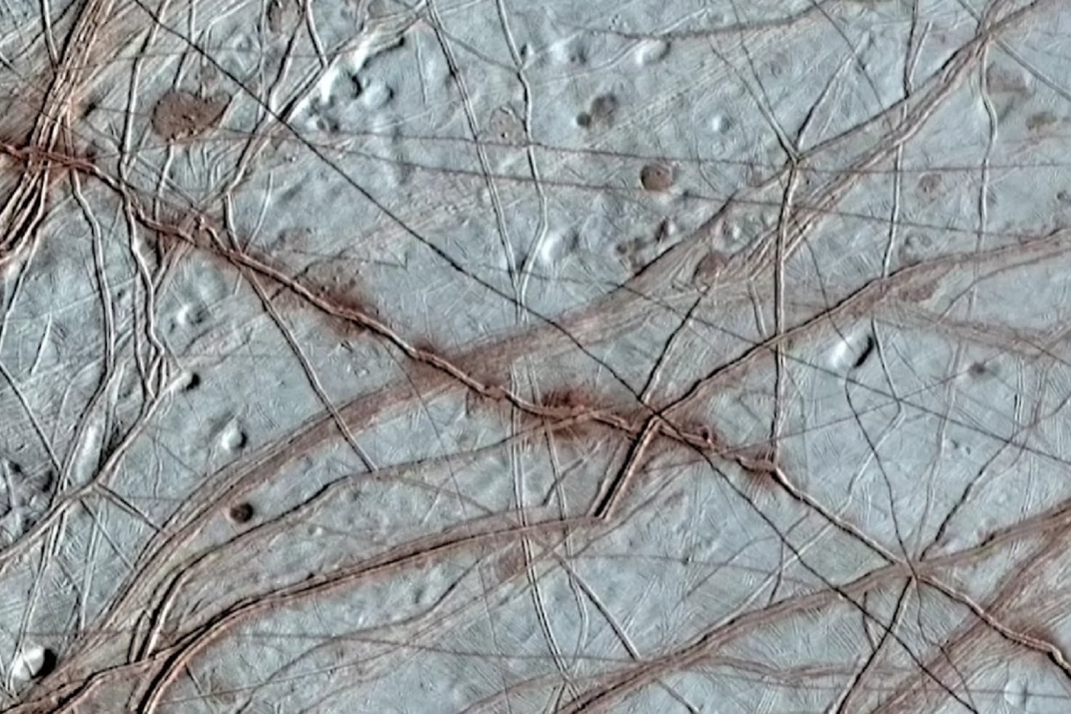 Los océanos ocultos de las lunas heladas podrían sobrevivir incluso a colisiones devastadoras
