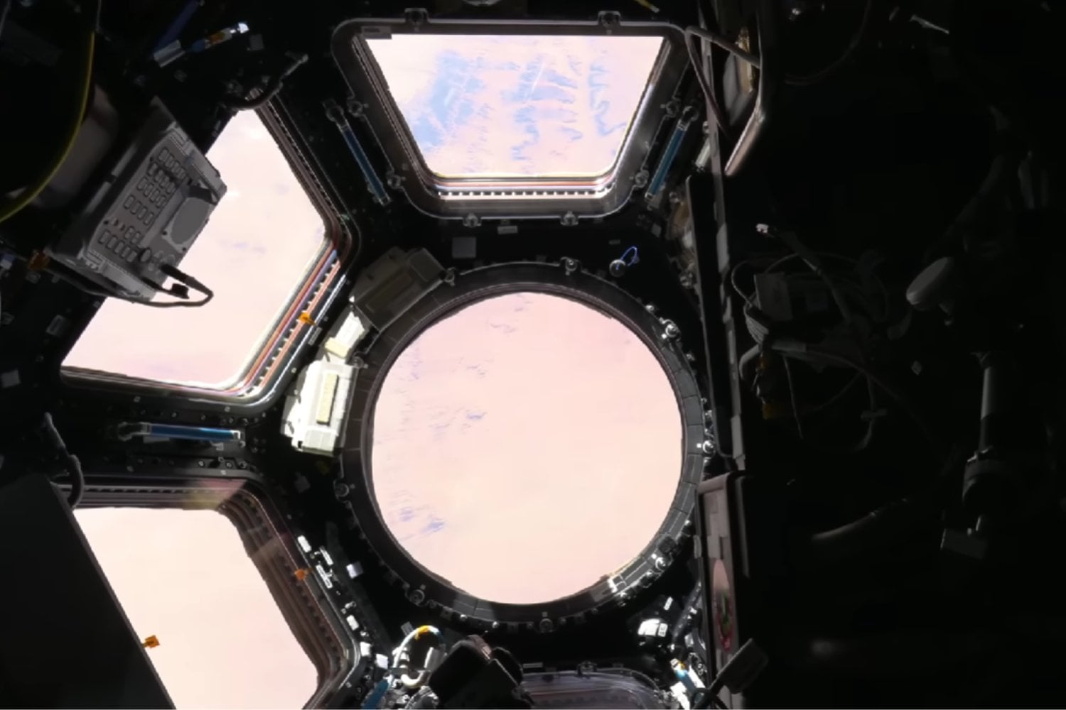 Las ventanas de las naves espaciales son clave para los astronautas. El problema es que también pueden convertirse en un peligro