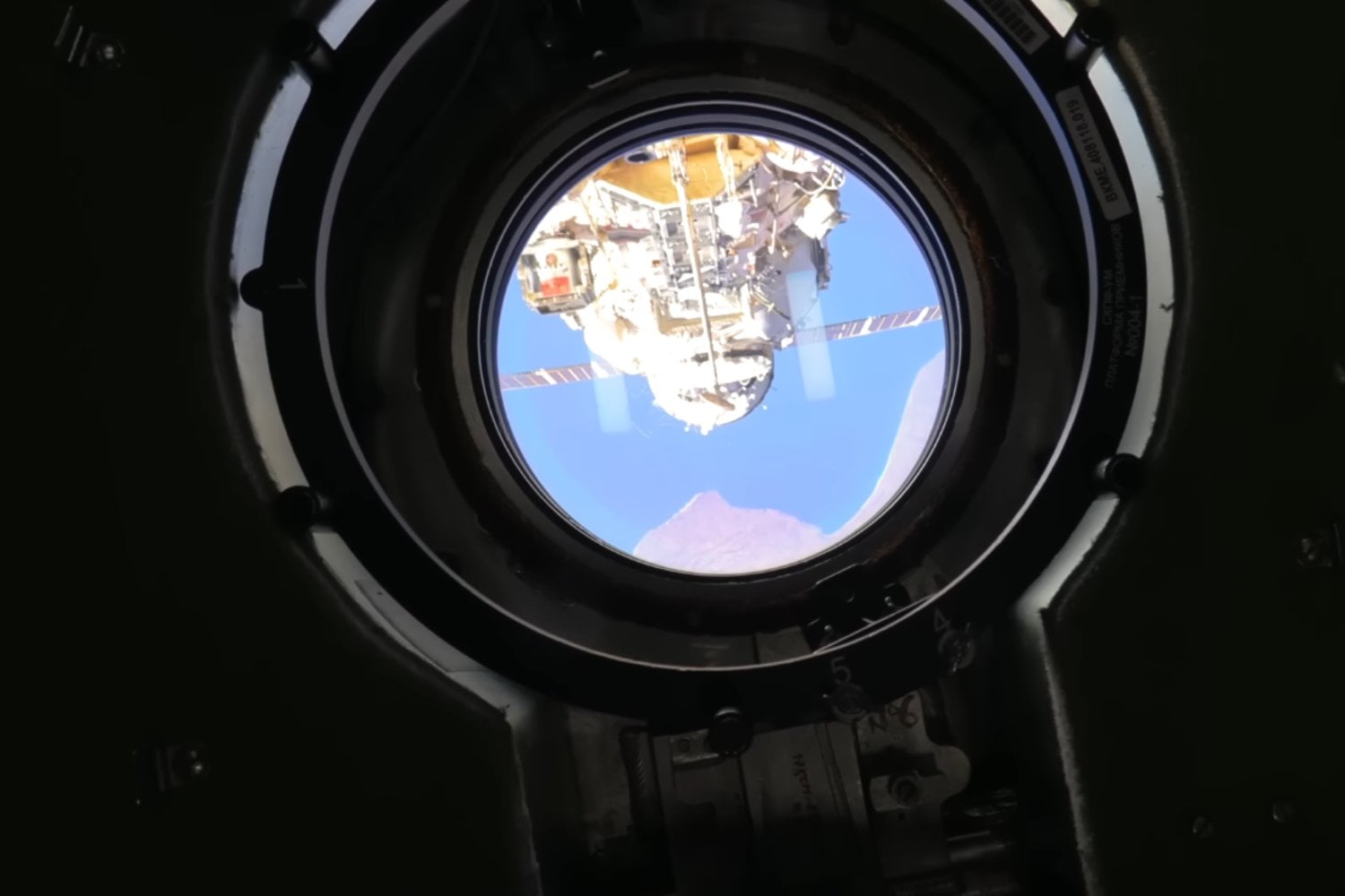 Las ventanas de las naves espaciales son clave para los astronautas. El problema es que también pueden convertirse en un peligro