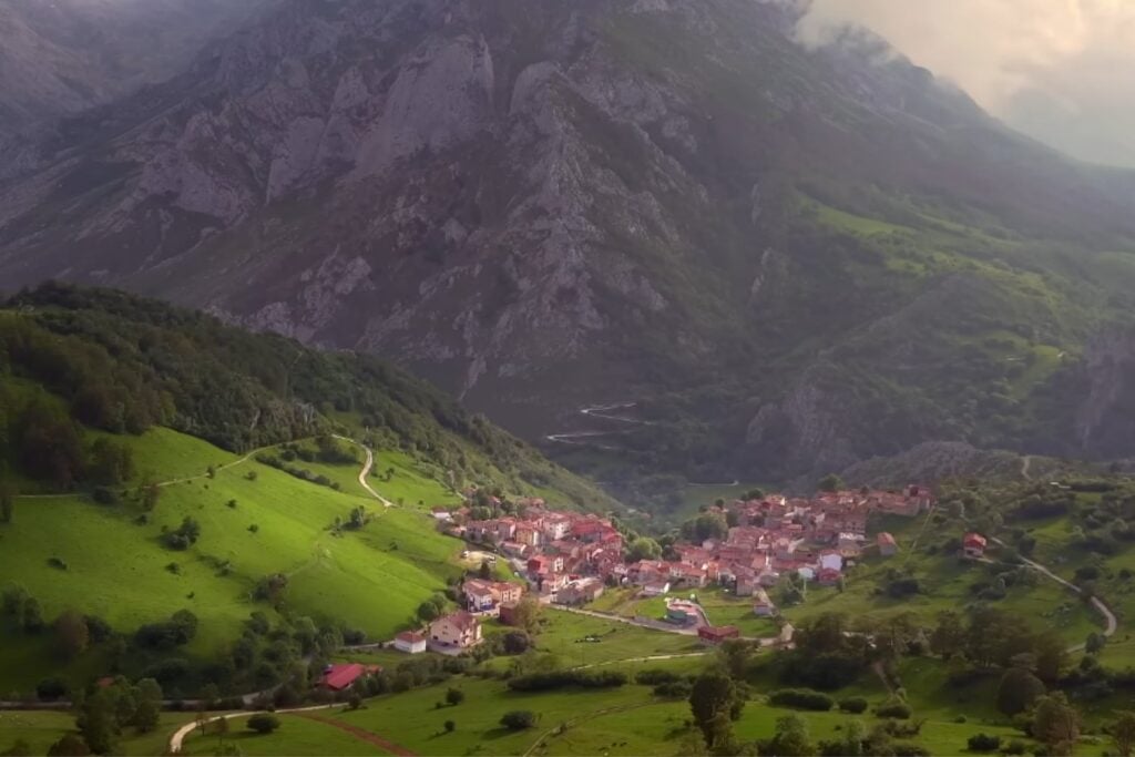 Un pueblo entero en plena naturaleza asturiana busca comprador por menos de dos millones