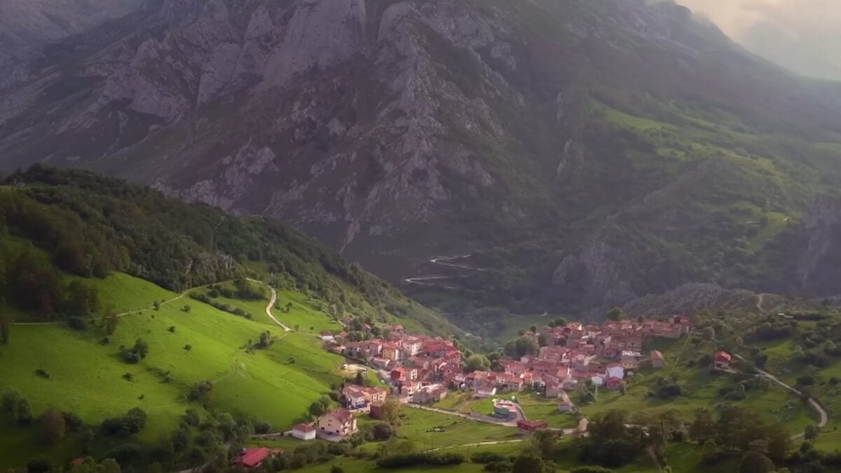 Un pueblo entero en plena naturaleza asturiana busca comprador por menos de dos millones
