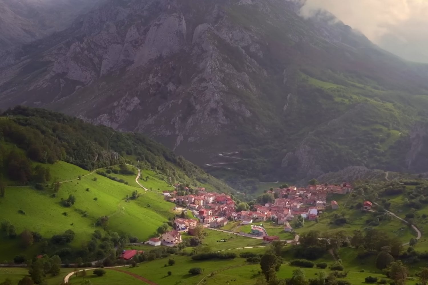 Un pueblo entero en plena naturaleza asturiana busca comprador por menos de dos millones