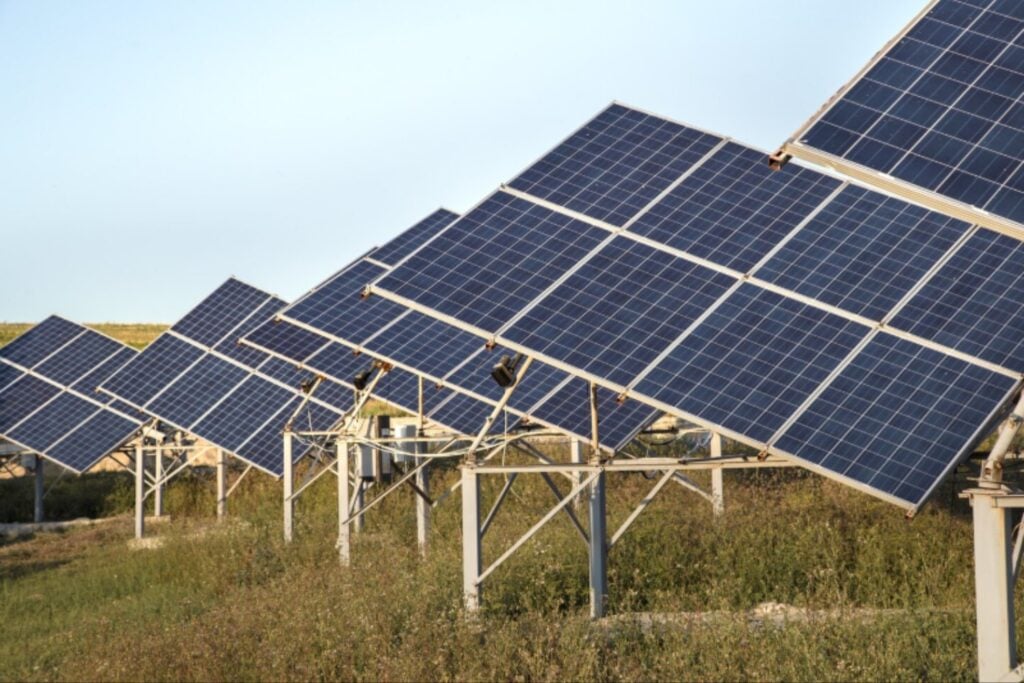 Barajas estrena el mayor parque solar instalado en un aeropuerto europeo: 215.000 paneles y 120 MW de potencia