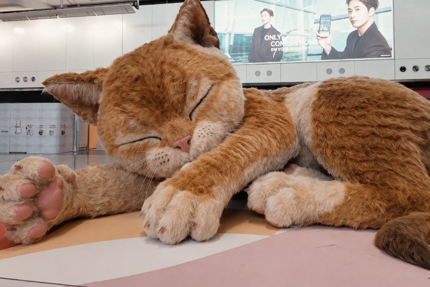 Hong Kong tiene un gato gigante de ocho metros en su aeropuerto y los pasajeros pueden jugar con él