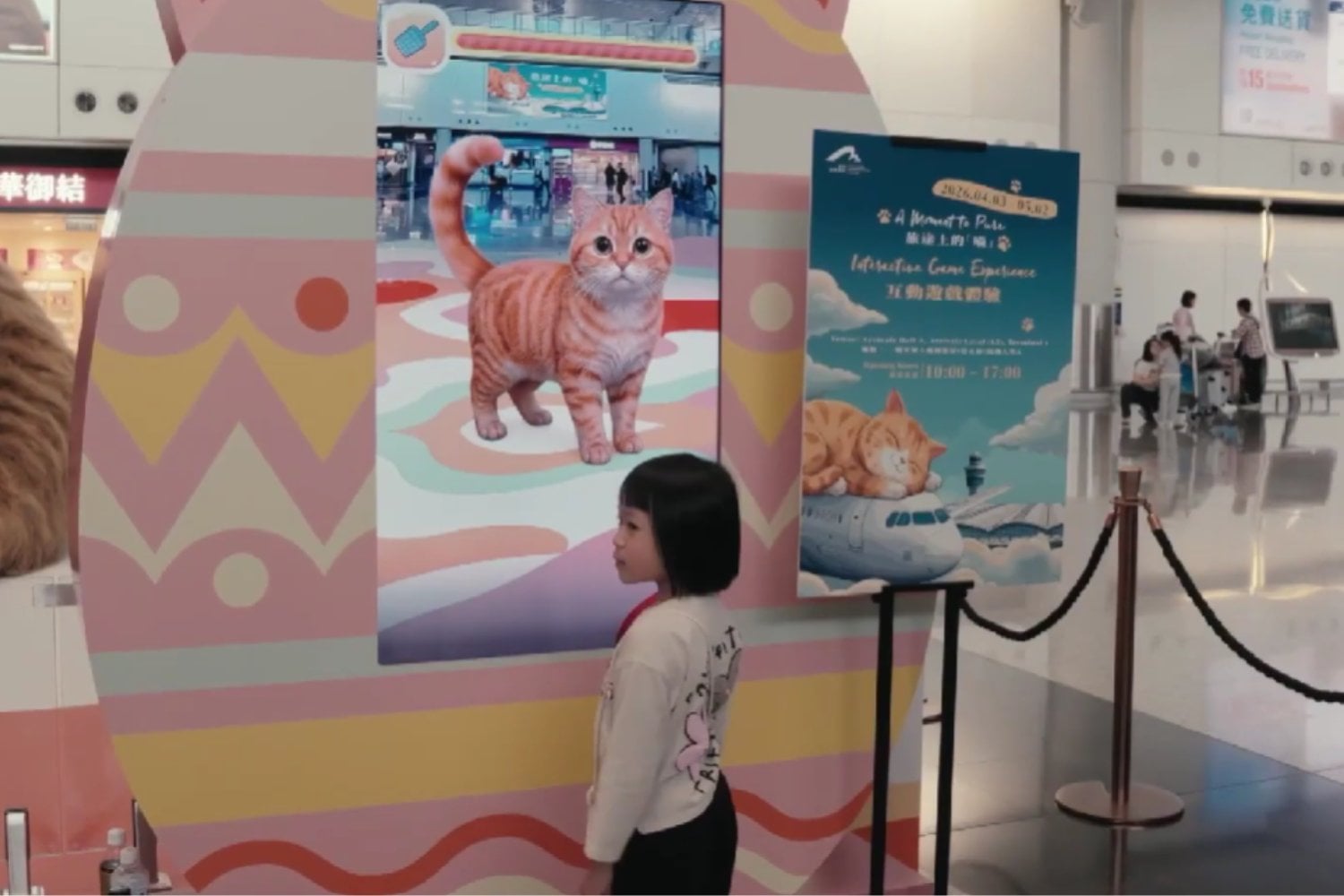 Hong Kong tiene un gato gigante de ocho metros en su aeropuerto y los pasajeros pueden jugar con él