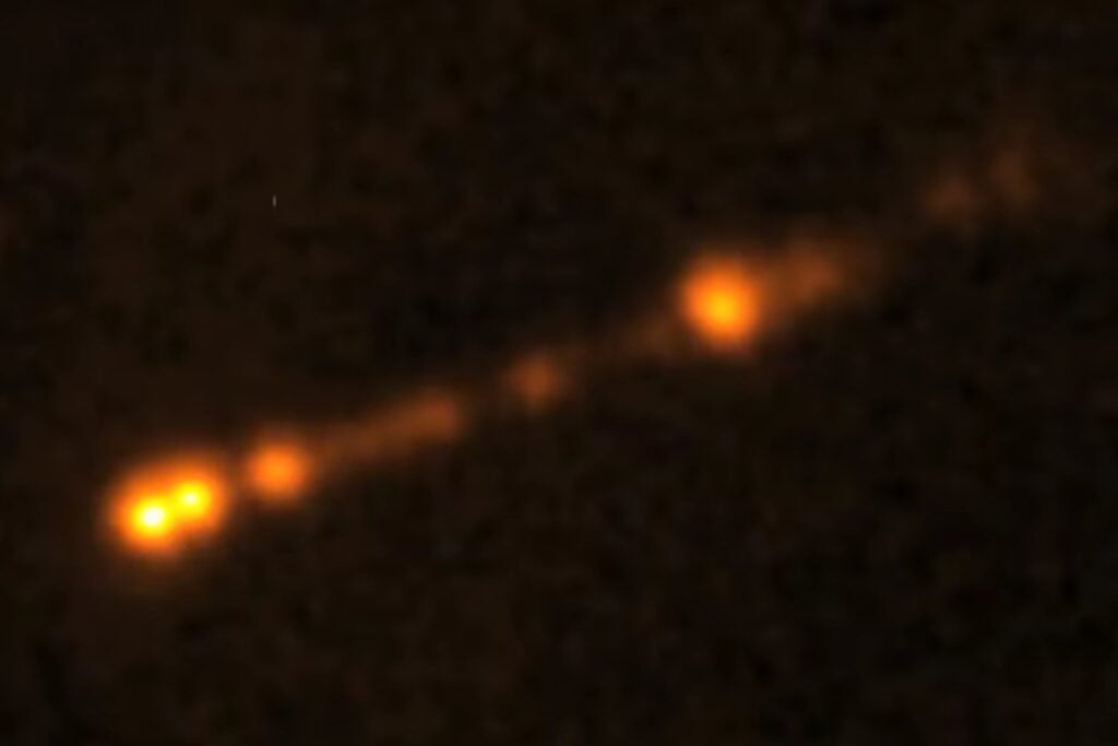 Un agujero negro parece lanzar plasma a 13 veces la velocidad de la luz: la física sigue intacta
