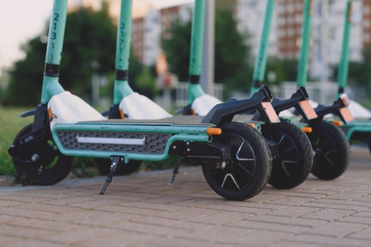 Los patinetes eléctricos cambian de reglas en España: casco, edad mínima, seguro y registro obligatorio