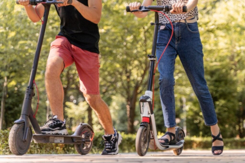 Los patinetes eléctricos cambian de reglas en España: casco, edad mínima, seguro y registro obligatorio