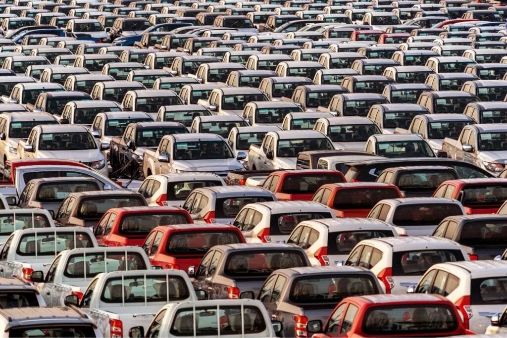 China tiene millones de coches para exportar, pero no suficientes barcos para moverlos