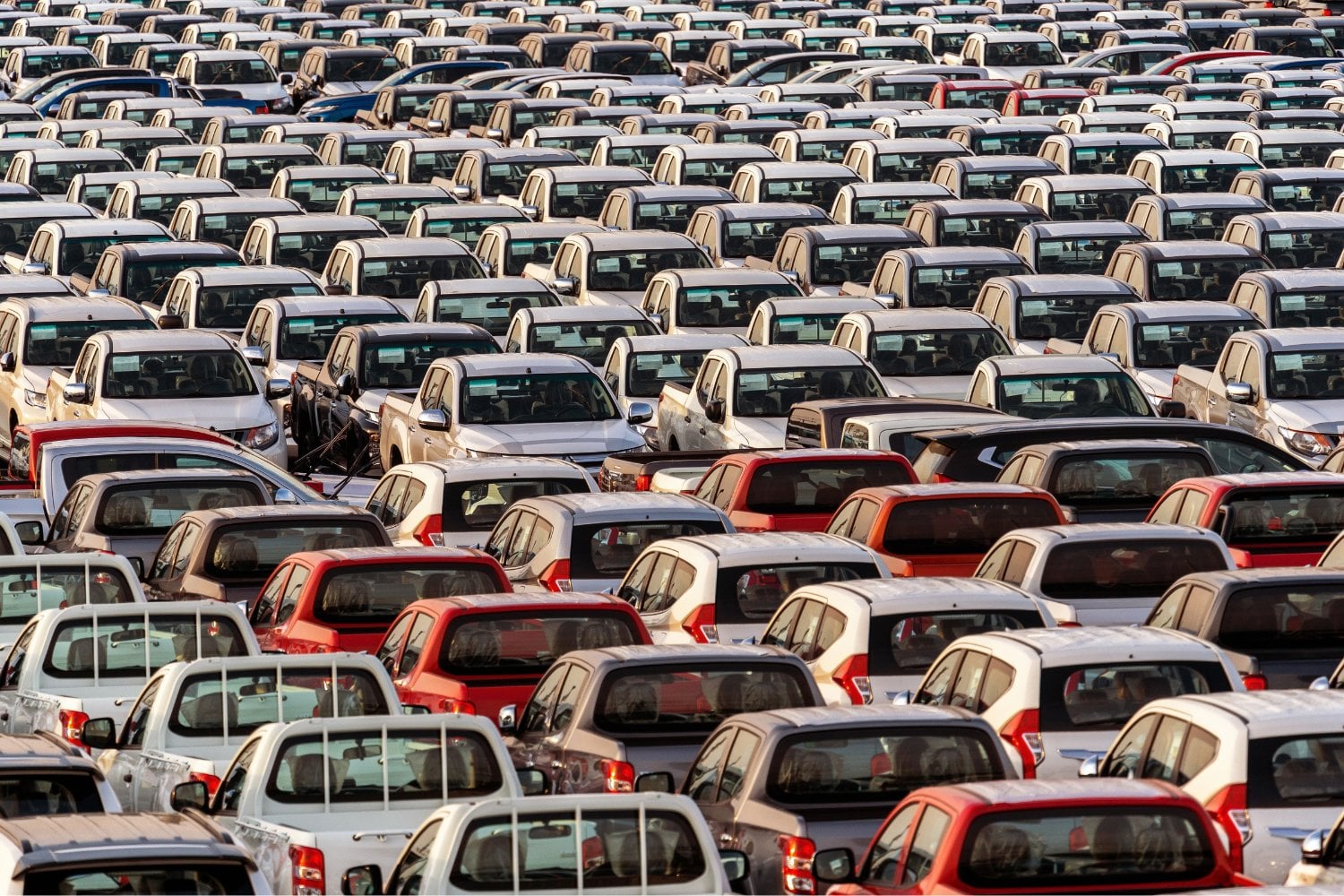 China tiene millones de coches para exportar, pero no suficientes barcos para moverlos