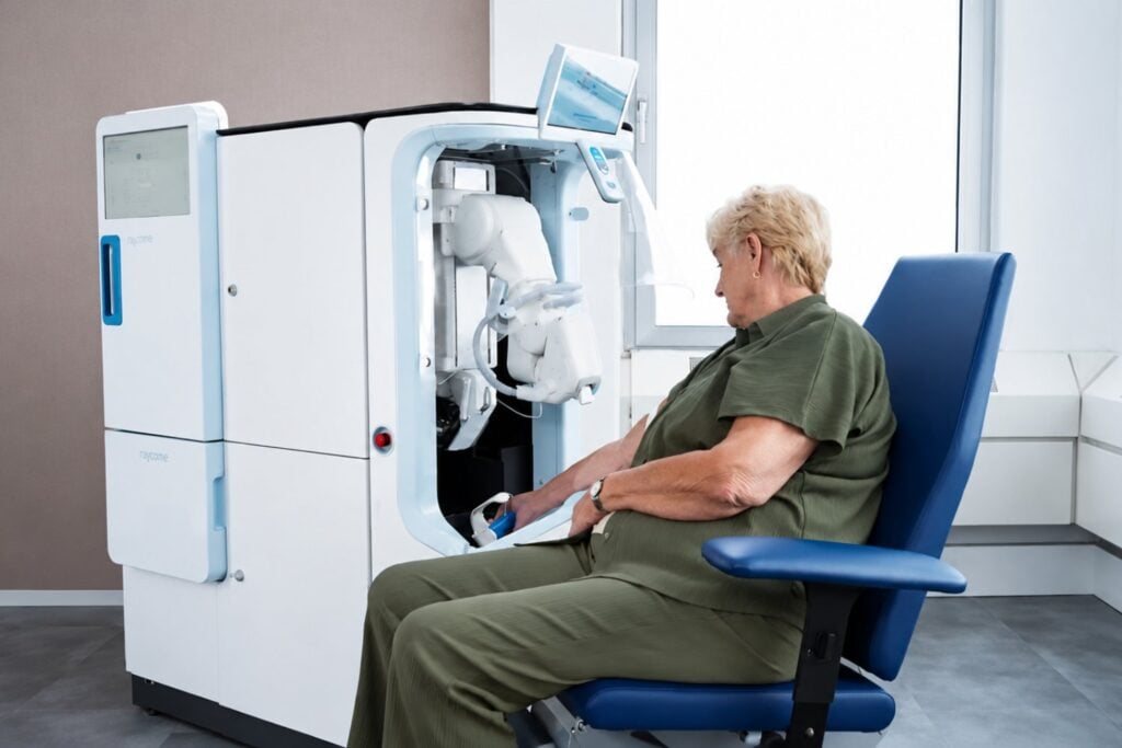 Este robot ya puede sacarte sangre prácticamente solo: encuentra la vena, introduce la aguja y llena los tubos