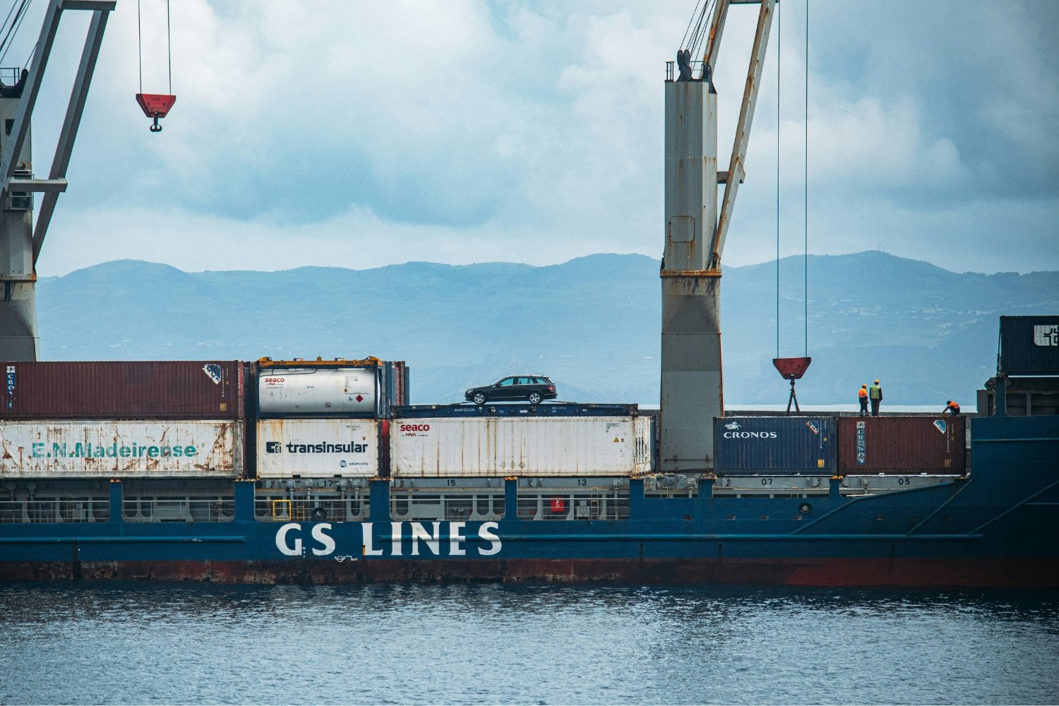 China tiene millones de coches para exportar, pero no suficientes barcos para moverlos