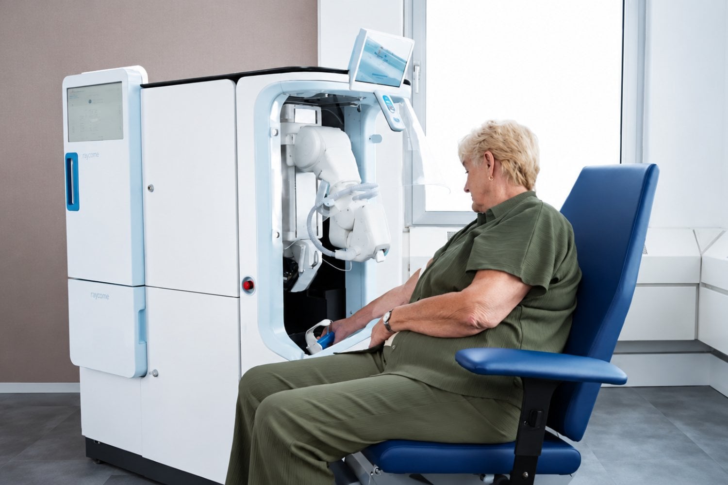 Este robot ya puede sacarte sangre prácticamente solo: encuentra la vena, introduce la aguja y llena los tubos