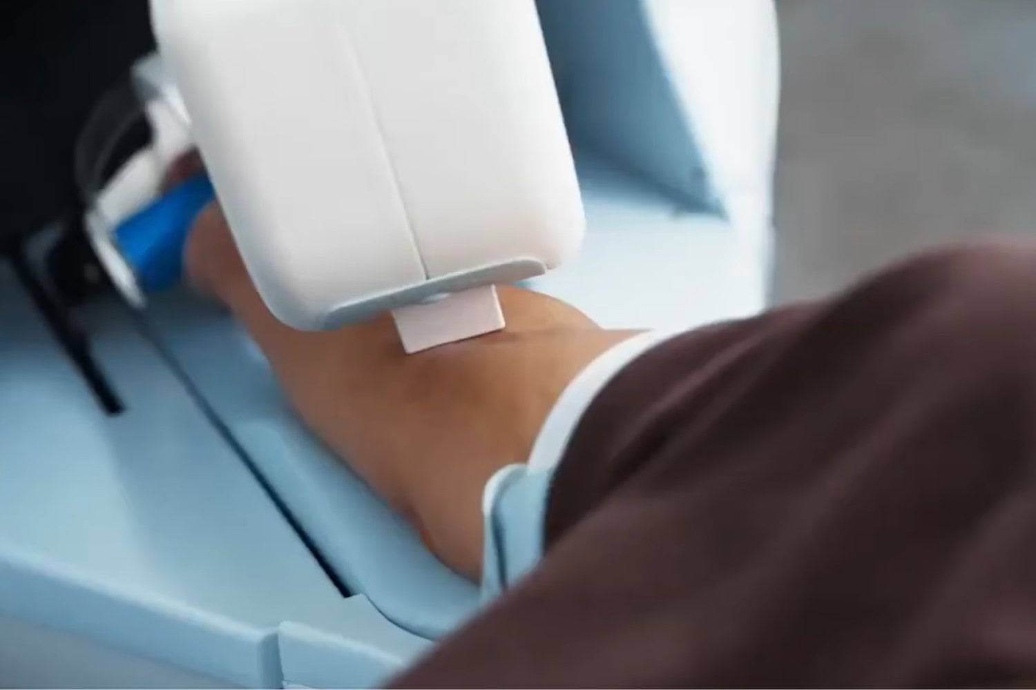 Este robot ya puede sacarte sangre prácticamente solo: encuentra la vena, introduce la aguja y llena los tubos