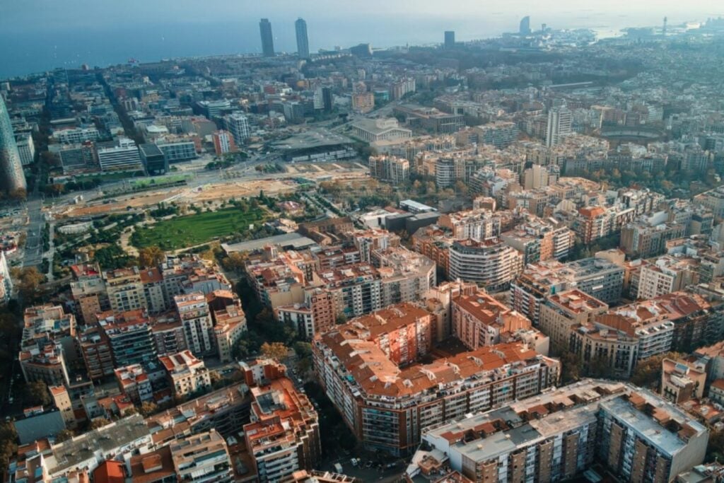 Barcelona quiere pavimentar sus calles con huesos de aceituna y reducir hasta un 75% las emisiones