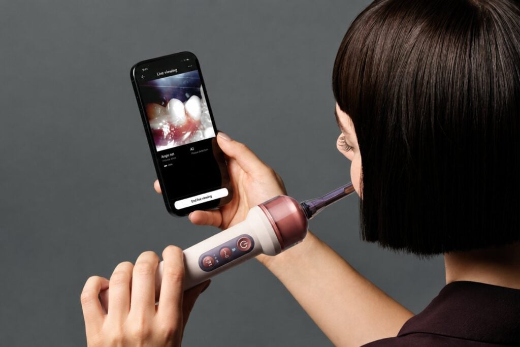 Dyson entra al cuidado dental con CameraJet: un cepillo con cámara e IA que detecta dónde debe irrigar