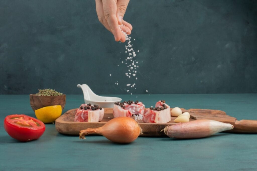 El alimento cotidiano que puede aportar mucha más sal de la que imaginas