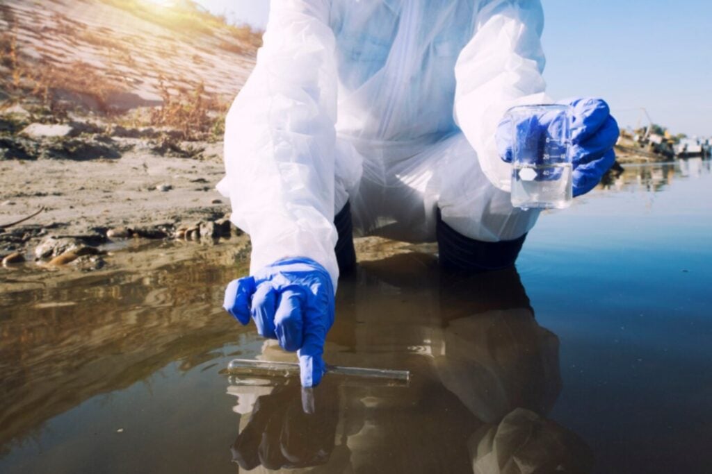 Un estudiante de primaria convirtió agua contaminada en electricidad y ganó un premio científico en Estados Unidos