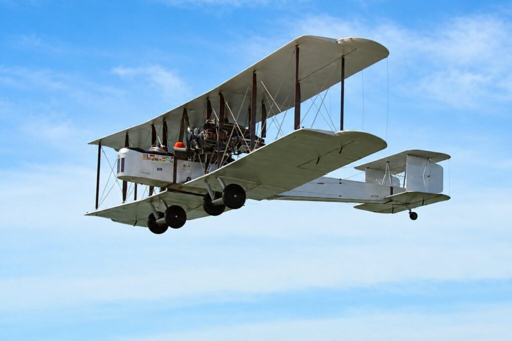 Antes de los grandes aviones de pasajeros, el Atlántico se cruzó sin escalas en un biplano de madera y tela