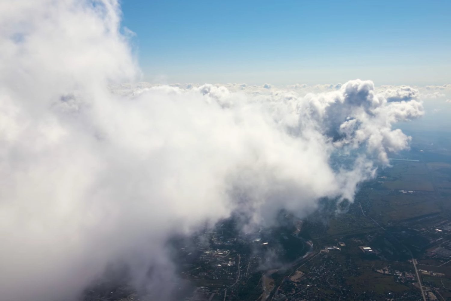 Los microplásticos ya están dentro de las nubes y podrían estar alterando cómo se forman la lluvia y el hielo