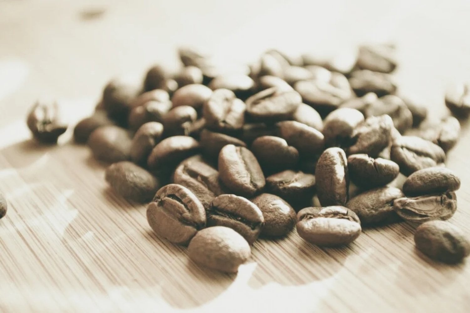 La ciencia llevaba décadas estudiando cómo el café nos despierta. Ahora descubrió que también podría estar cambiando nuestro cerebro desde el intestino