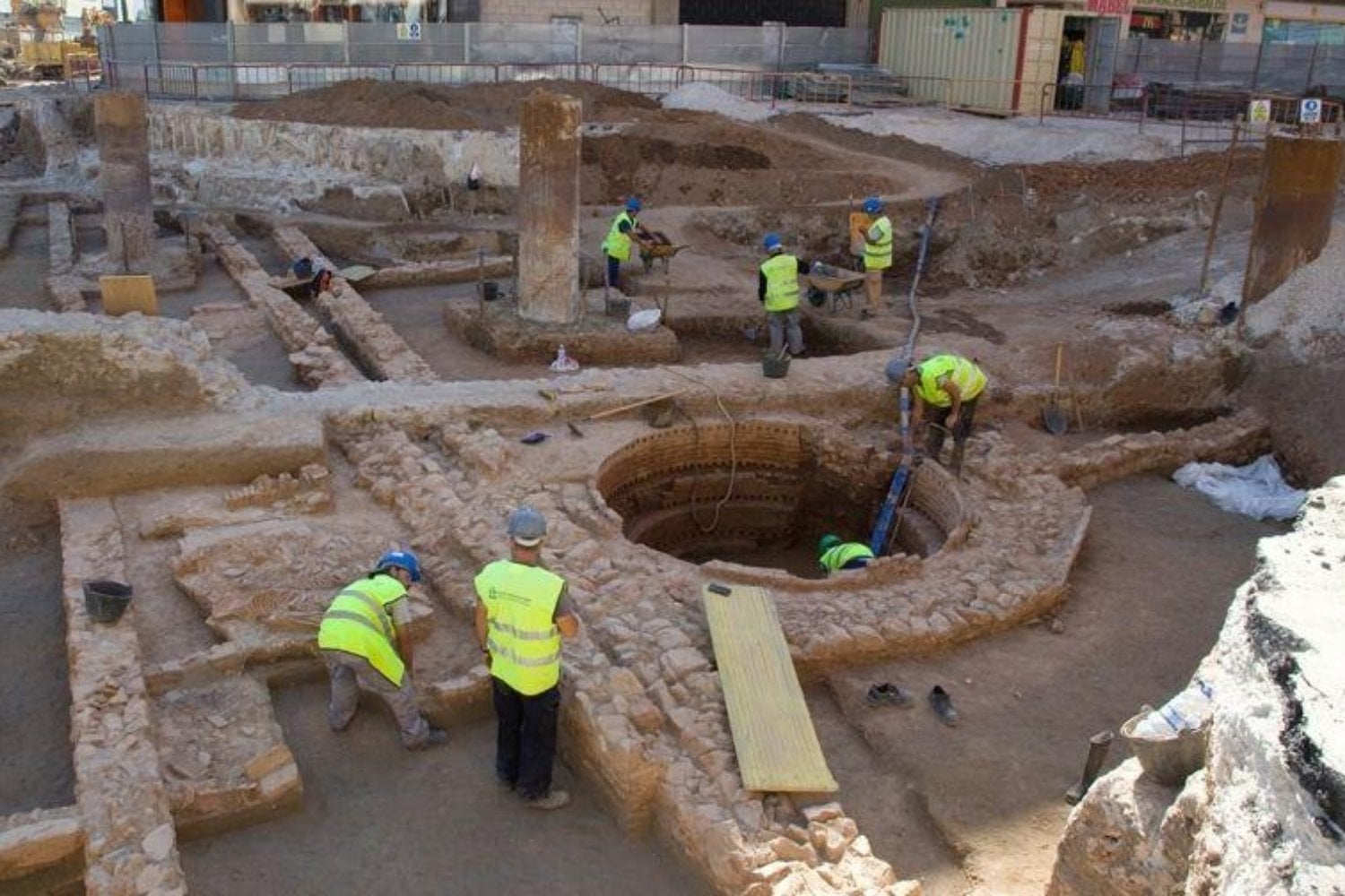 Málaga quería ampliar su metro y terminó encontrando una ciudad de muertos bajo sus calles. Hay más de mil cuerpos romanos y una historia que nadie esperaba