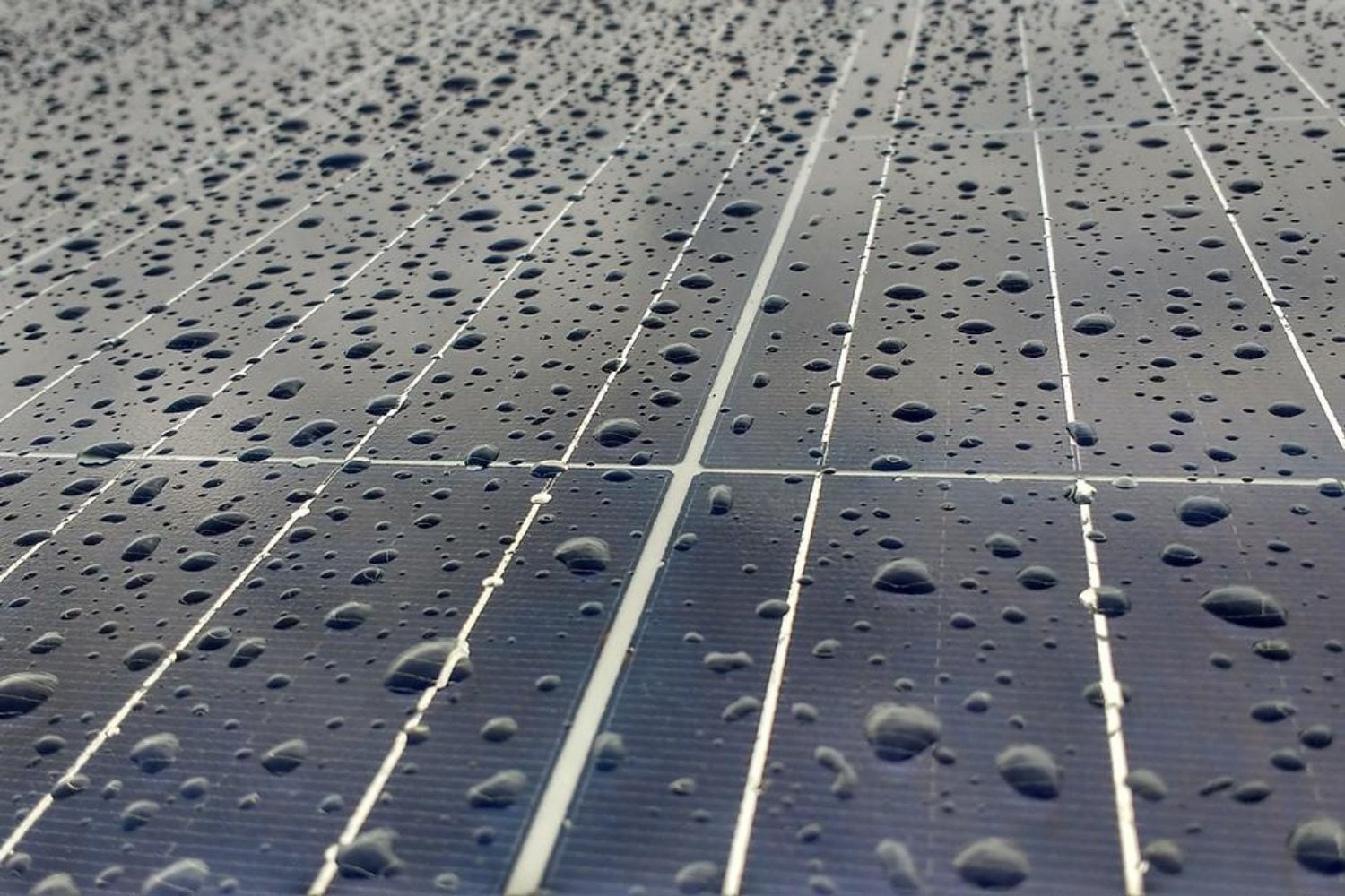 China desarrolla paneles capaces de generar electricidad con la lluvia. Su tecnología aprovecha las gotas de agua y alcanza picos de 200 vatios por metro cuadrado