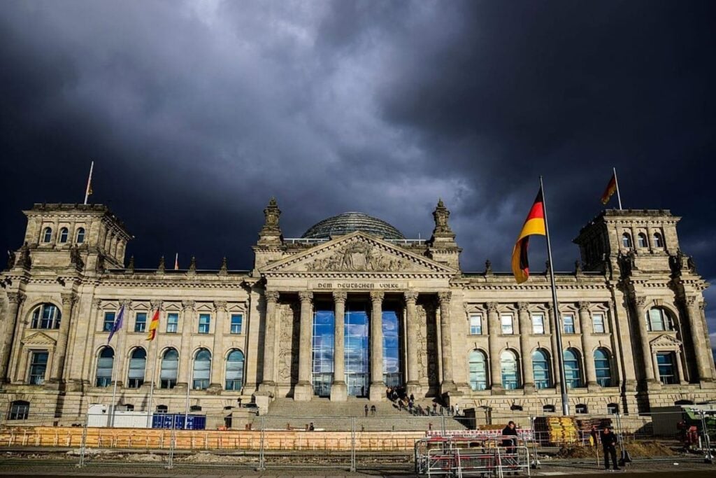 Alemania lleva décadas presumiendo de ser la economía más disciplinada de Europa. Ahora sus propios economistas temen que termine siguiendo los pasos de Francia