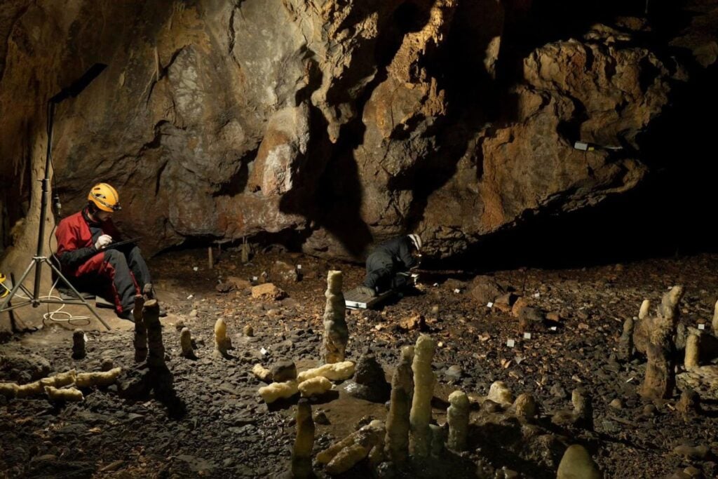 Una cueva de Cantabria quedó sellada durante miles de años y conservó algo extraordinario. En su interior había una casa de la Edad de Piedra casi intacta
