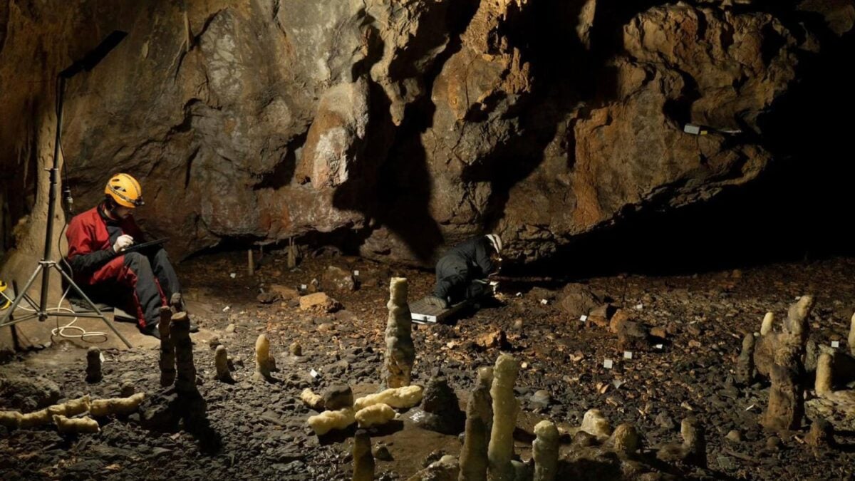 Una cueva de Cantabria quedó sellada durante miles de años y conservó algo extraordinario. En su interior había una casa de la Edad de Piedra casi intacta