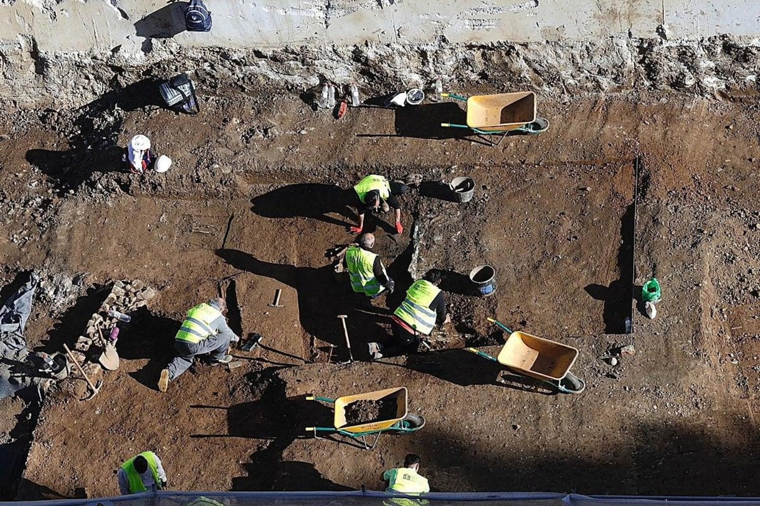 Málaga quería ampliar su metro y terminó encontrando una ciudad de muertos bajo sus calles. Hay más de mil cuerpos romanos y una historia que nadie esperaba
