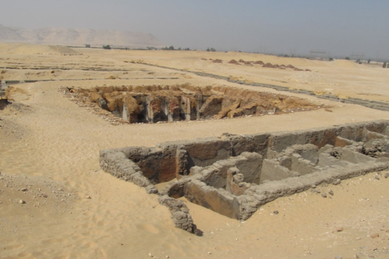 Hace 5.000 años, trabajar para el faraón pudo tener una última obligación: morir con él. Unos viejos cráneos de Abidos acaban de revelar algo que los arqueólogos no supieron ver