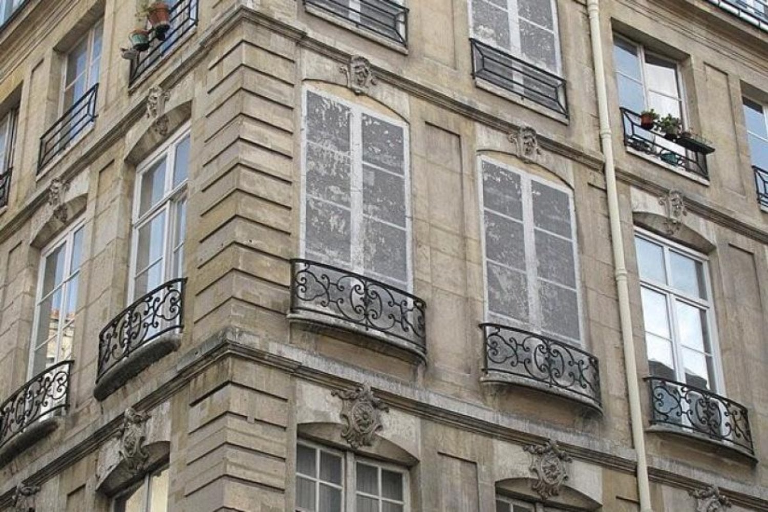 Francia quiso cobrar más impuestos y terminó cambiando sus ciudades para siempre. El problema fue que empezó a cobrar por algo que parecía imposible de evitar