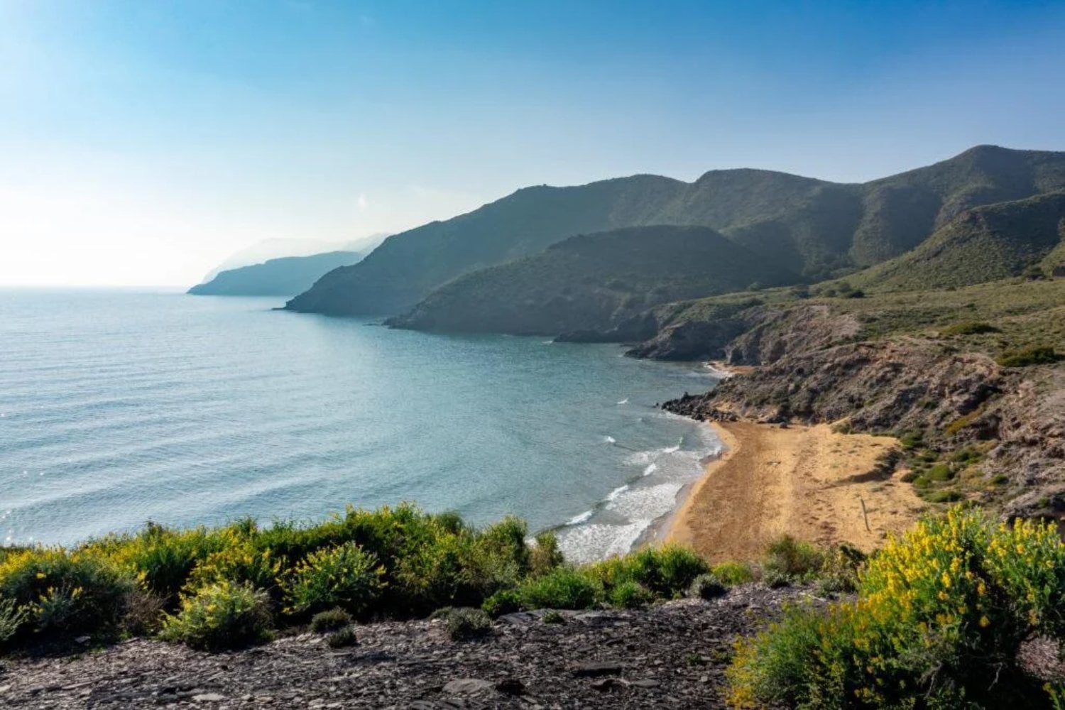 España tiene un rincón junto al Mediterráneo donde puedes vivir sin pagar alquiler. Solo piden 15 horas de trabajo a la semana, pero hay condiciones que conviene conocer