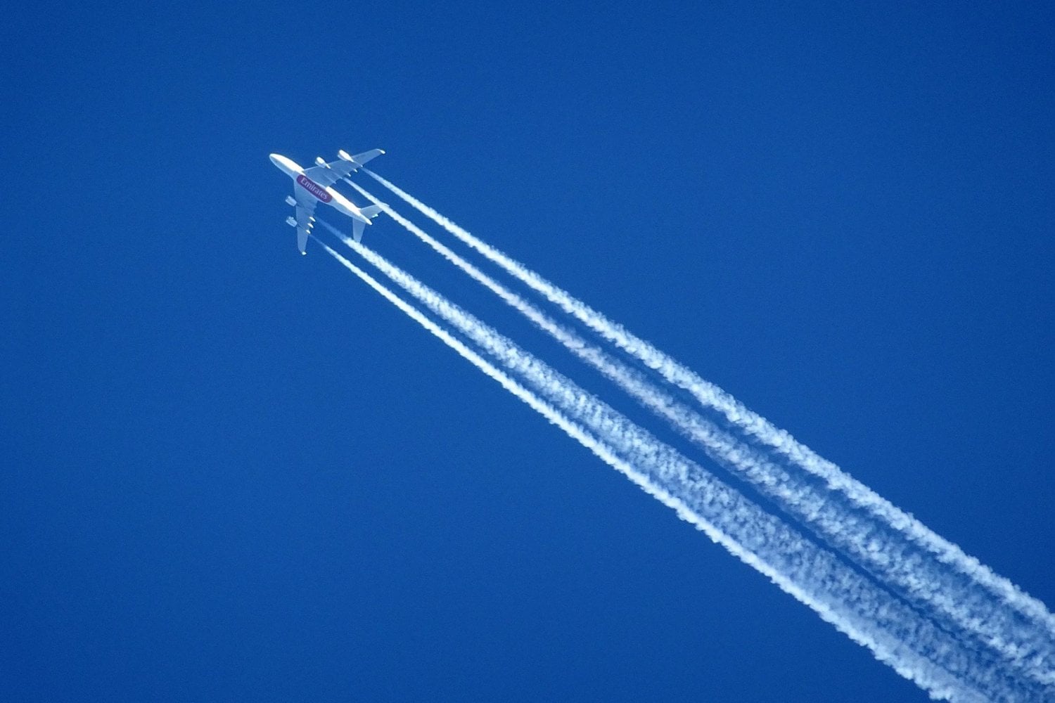Una red de cuentas verificadas está llenando X de tormentas, chemtrails y desastres que nunca ocurrieron. La IA acaba de darles el arma perfecta