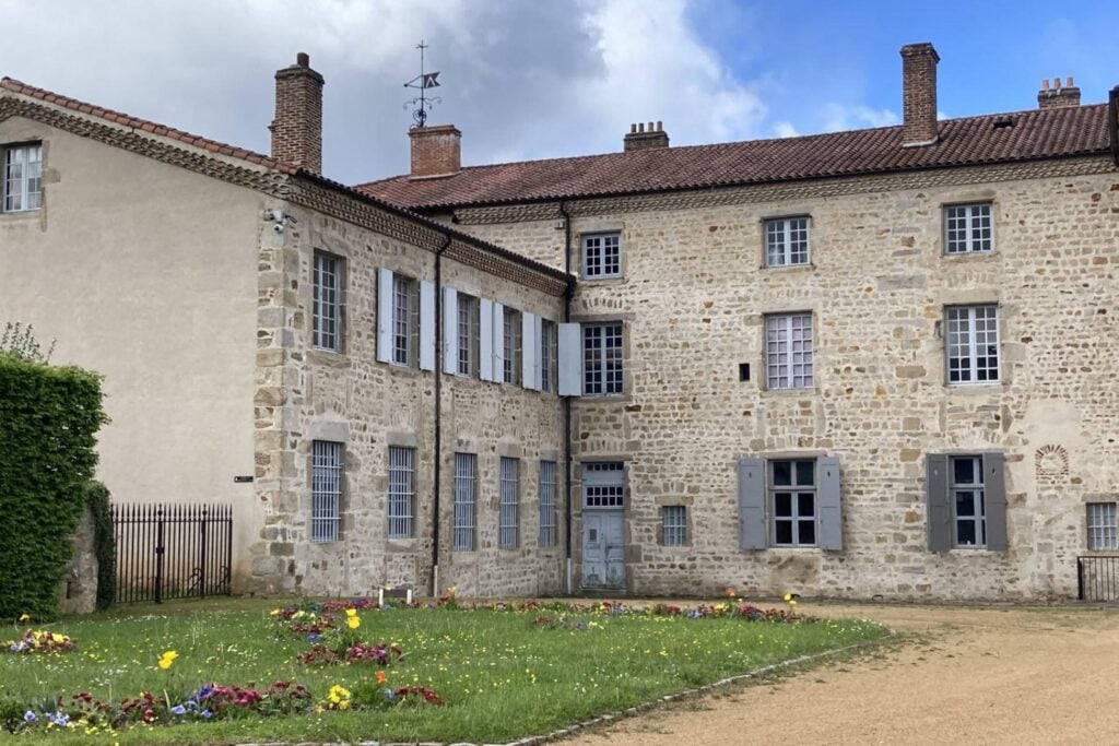 Francia quiso cobrar más impuestos y terminó cambiando sus ciudades para siempre. El problema fue que empezó a cobrar por algo que parecía imposible de evitar