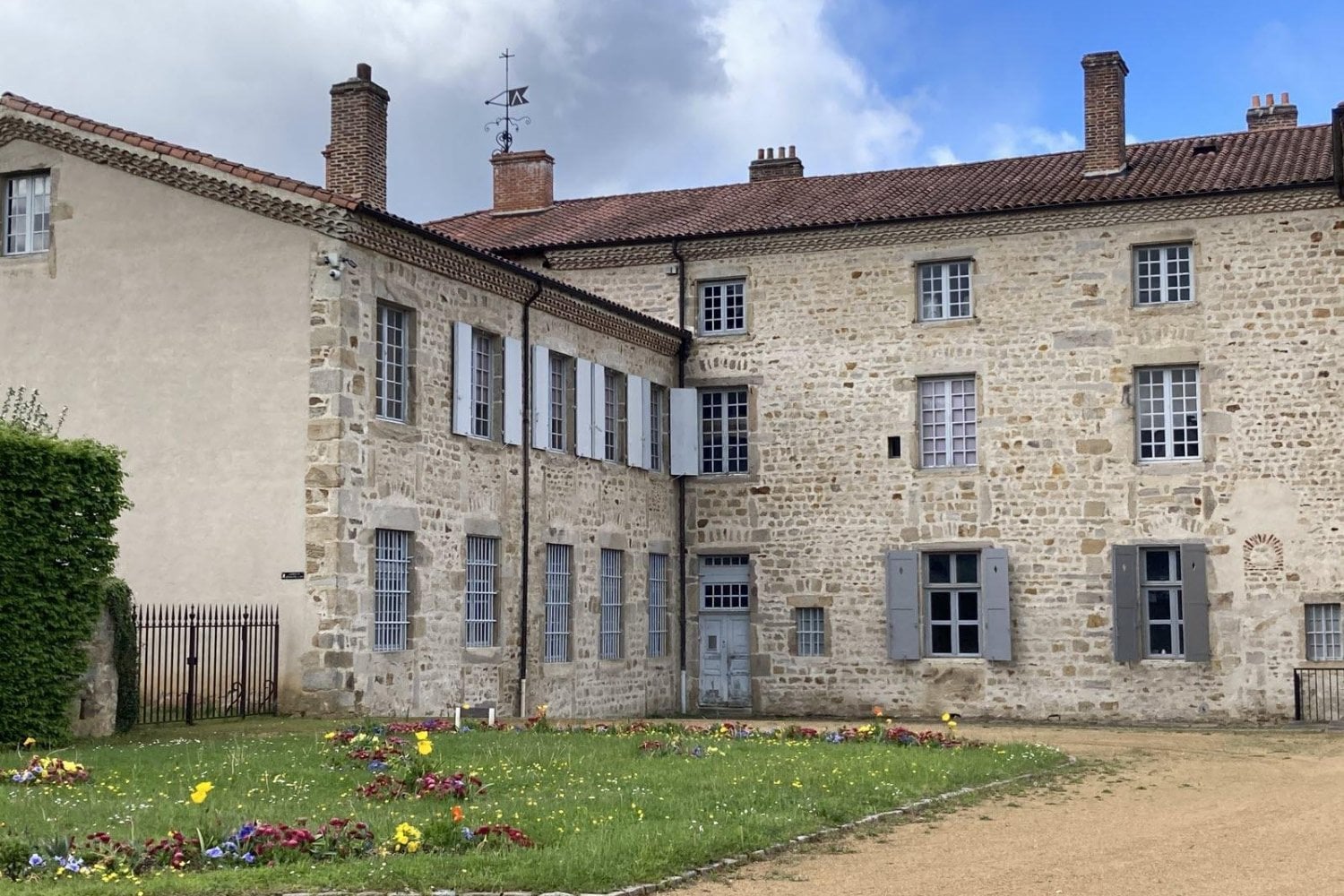 Francia quiso cobrar más impuestos y terminó cambiando sus ciudades para siempre. El problema fue que empezó a cobrar por algo que parecía imposible de evitar
