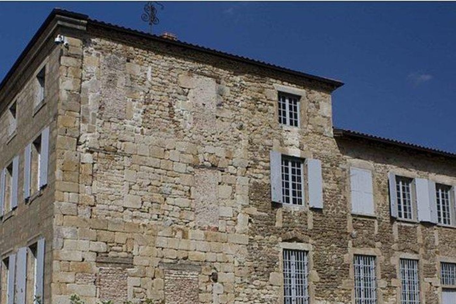 Francia quiso cobrar más impuestos y terminó cambiando sus ciudades para siempre. El problema fue que empezó a cobrar por algo que parecía imposible de evitar