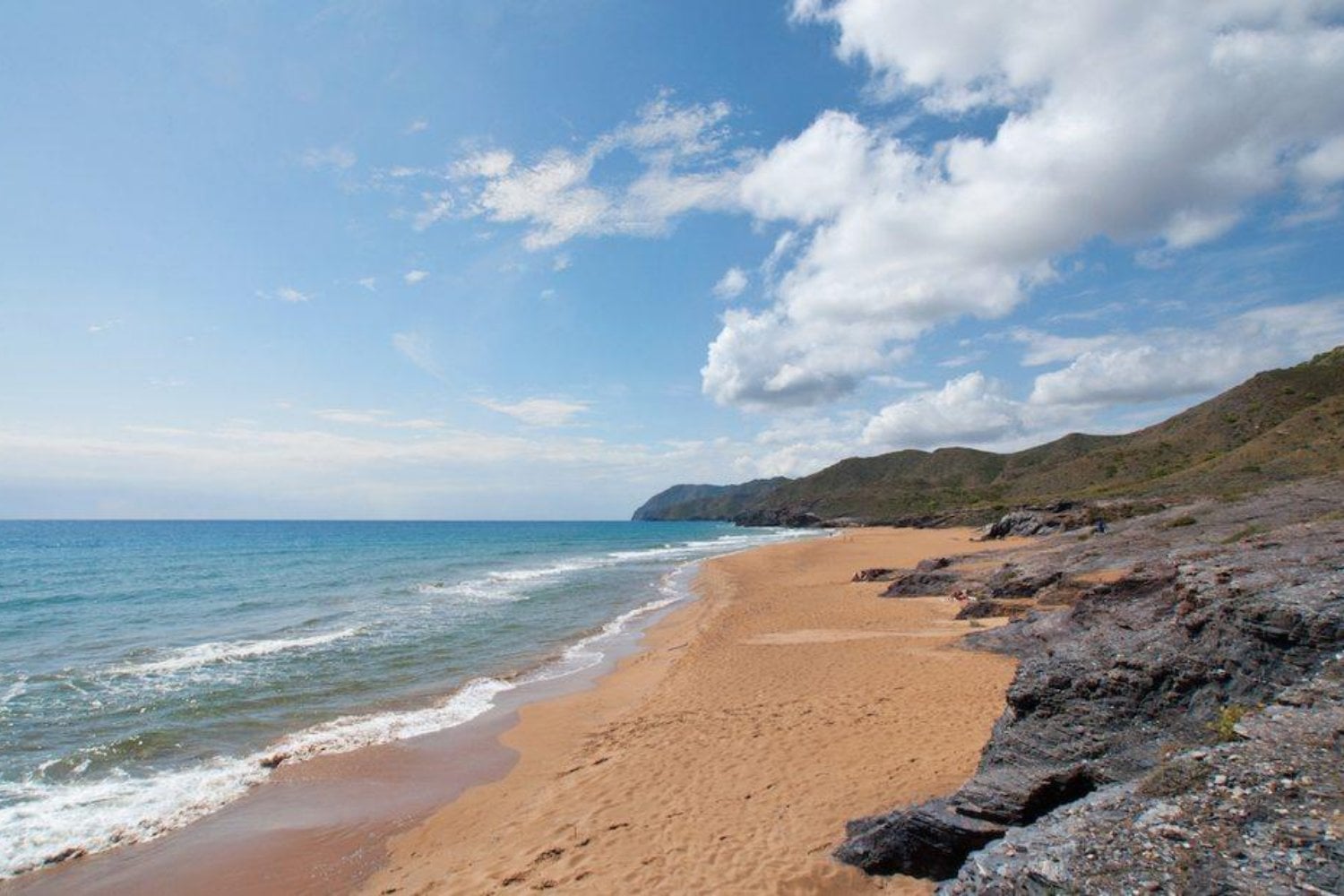 España tiene un rincón junto al Mediterráneo donde puedes vivir sin pagar alquiler. Solo piden 15 horas de trabajo a la semana, pero hay condiciones que conviene conocer