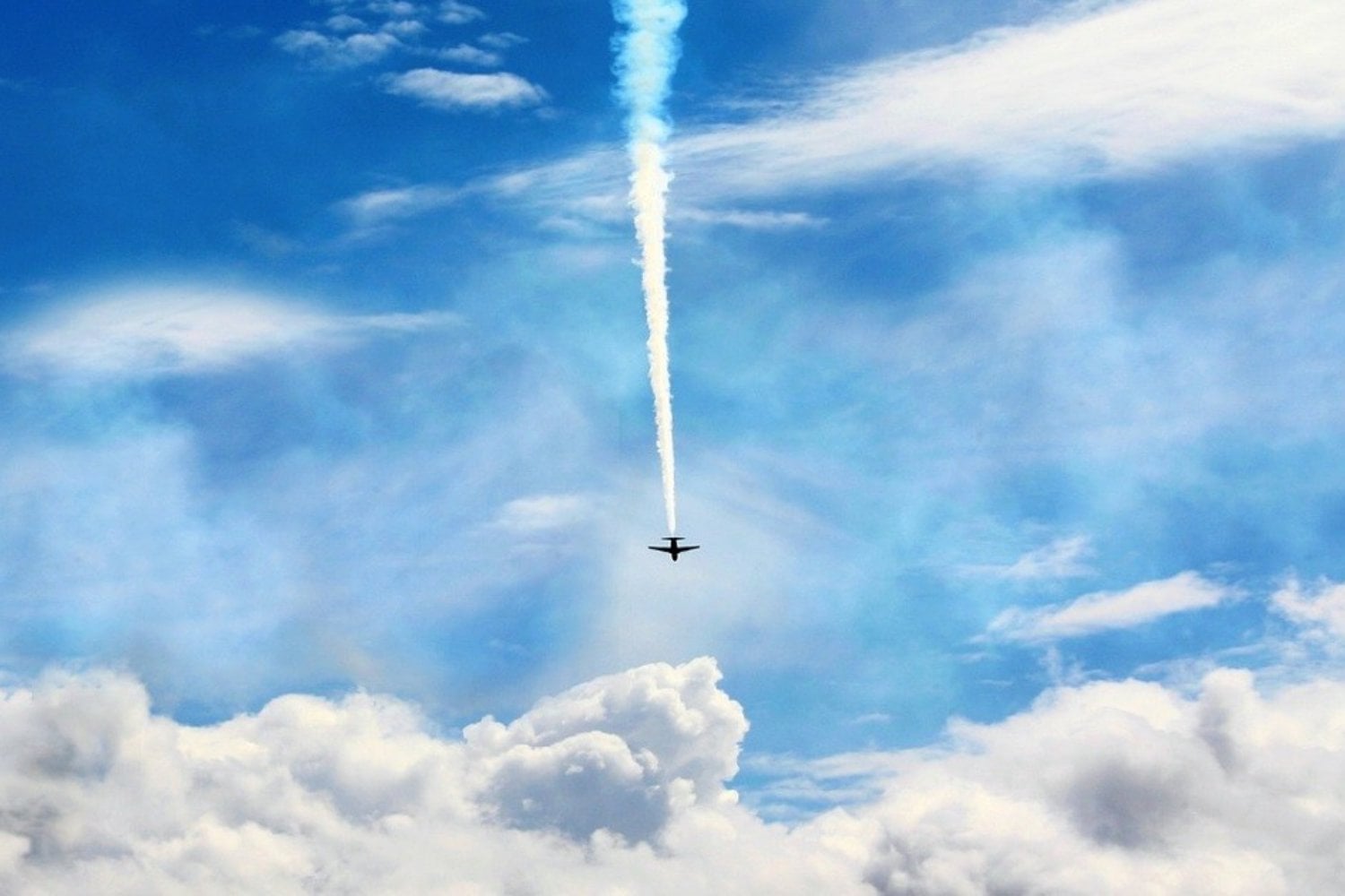 Una red de cuentas verificadas está llenando X de tormentas, chemtrails y desastres que nunca ocurrieron. La IA acaba de darles el arma perfecta