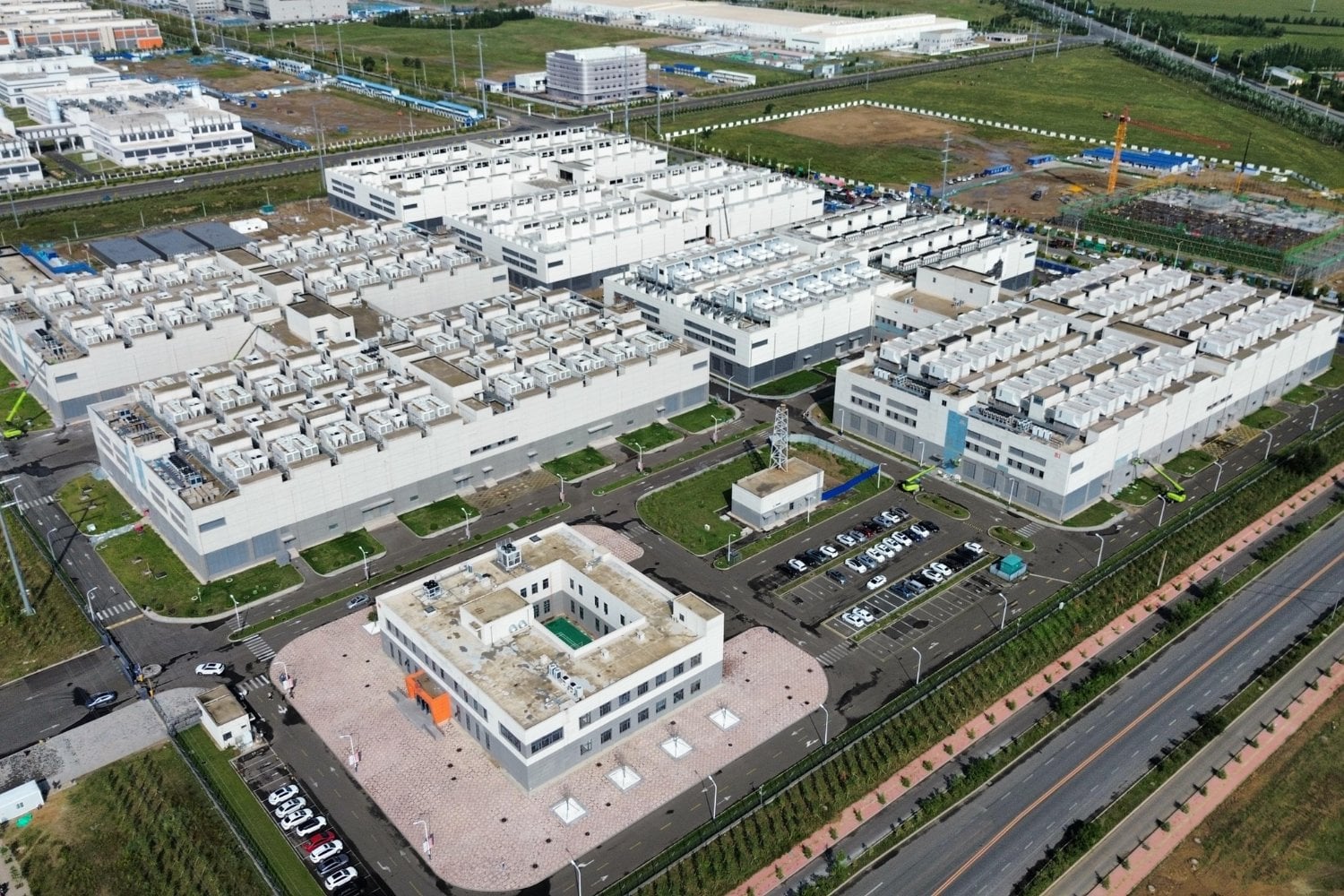 China está construyendo gigantescos centros de datos para inteligencia artificial en mitad del desierto. Su plan es convertir una región olvidada en el cerebro tecnológico del país