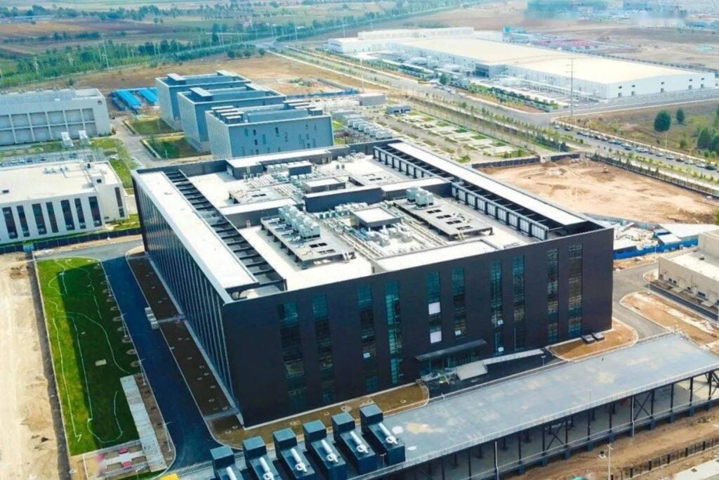 China tiene un problema con los chips de IA, pero ha encontrado una forma de compensarlo. Está construyendo a una velocidad que Estados Unidos no consigue igualar