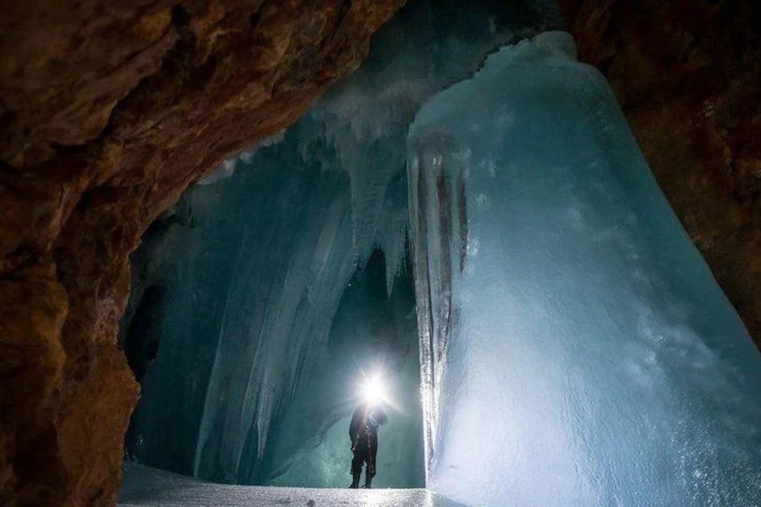 España está perdiendo unas cuevas heladas que guardan secretos de hace 6.000 años. Los científicos intentan rescatar lo que el deshielo está borrando para siempre